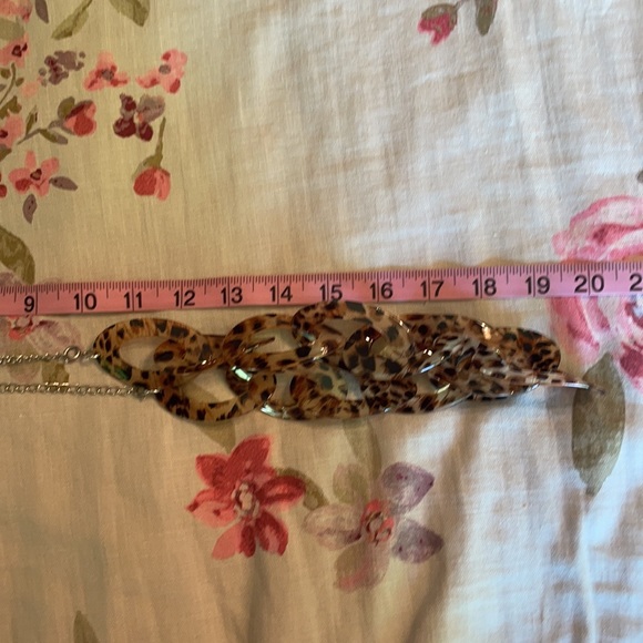 Celluloid 34” necklace with leopard print oval links - Picture 8 of 10